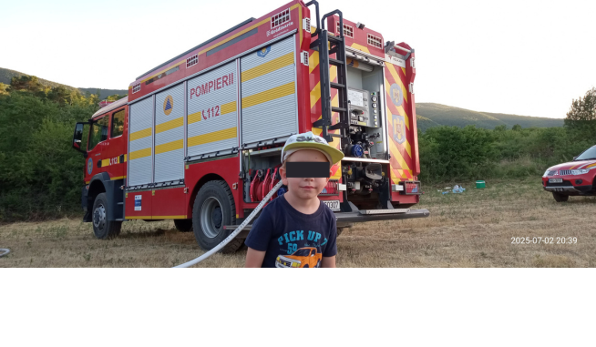 D.P. posiert neben dem Feuerwehrauto während des Brandes in Cărpiniș am 2. Juli 2025.